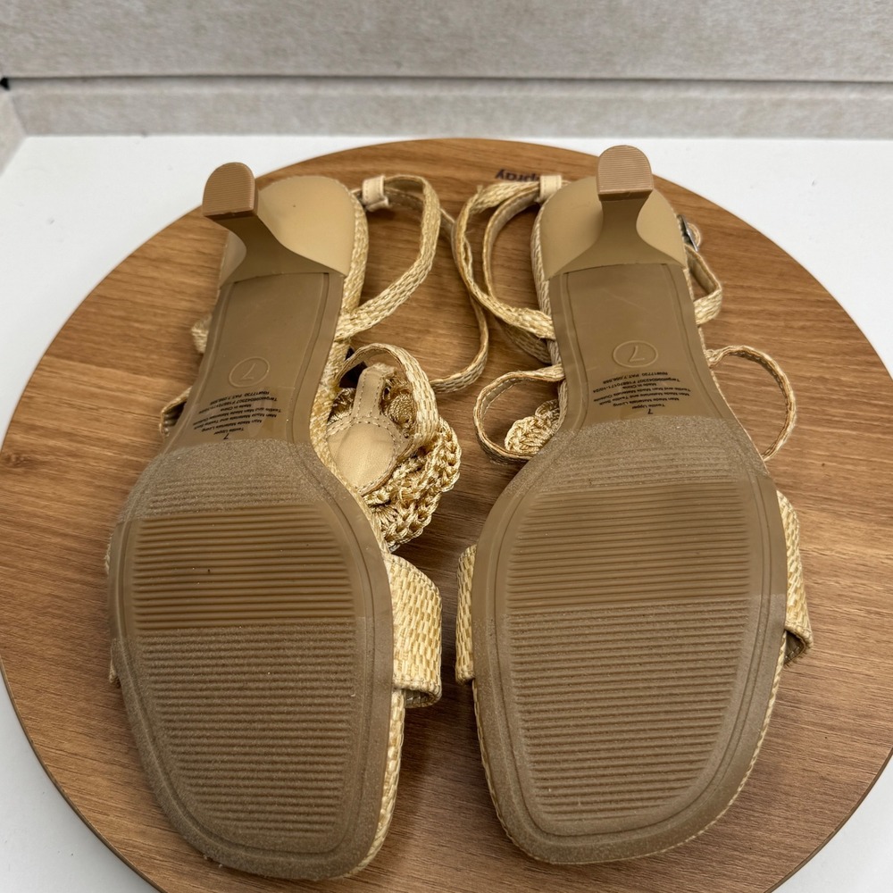 A New‎ Day Women's Size 7 Beige Raffia Flower Ankle Strap Heeled Sandals - Picture 6 of 7